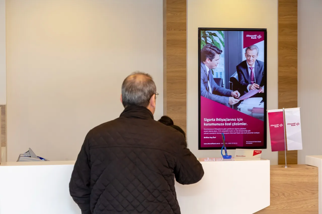 Alternatif Bank · şube içi dikey dijital ekran