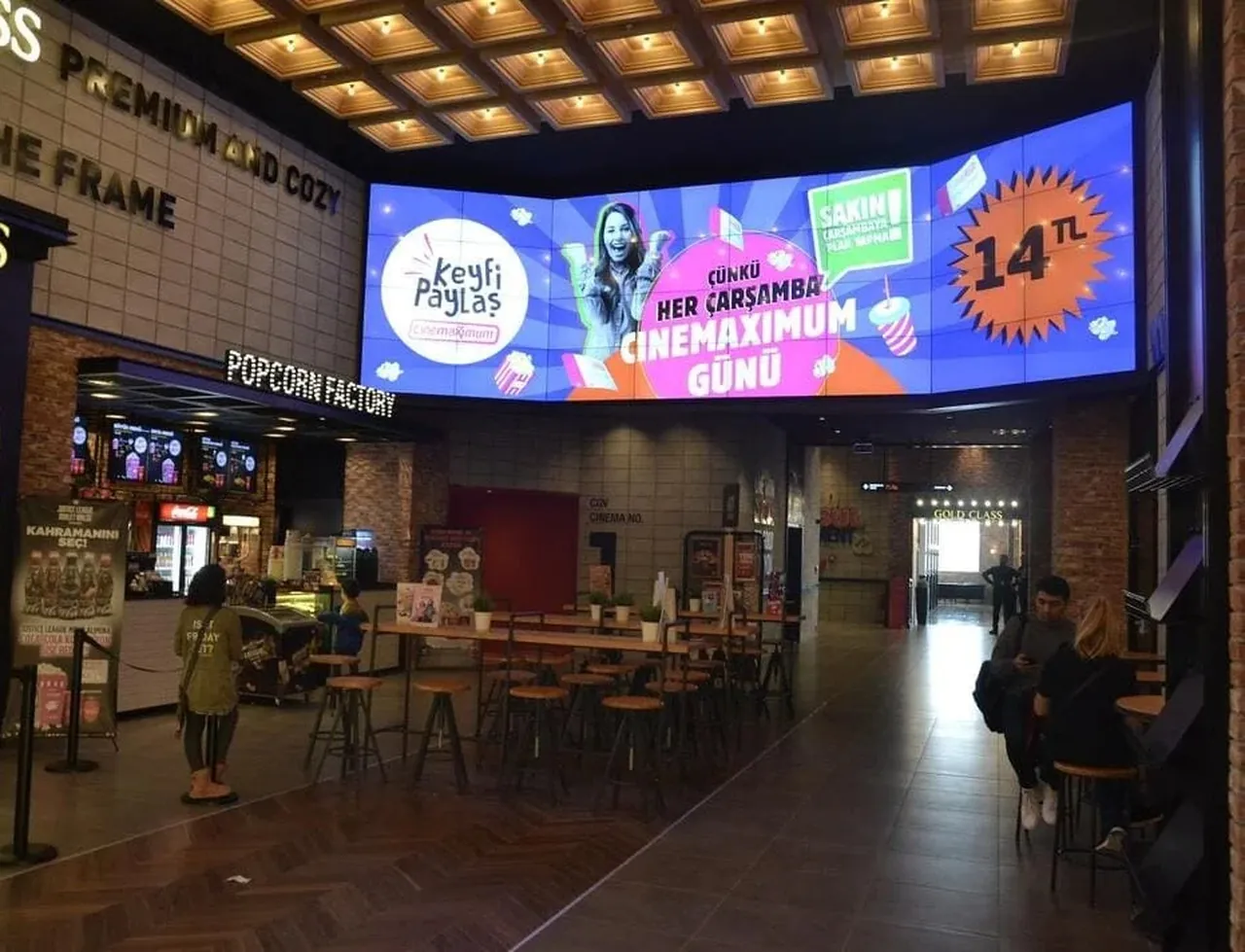 Cinemaximum · fuayede kavisli videowall