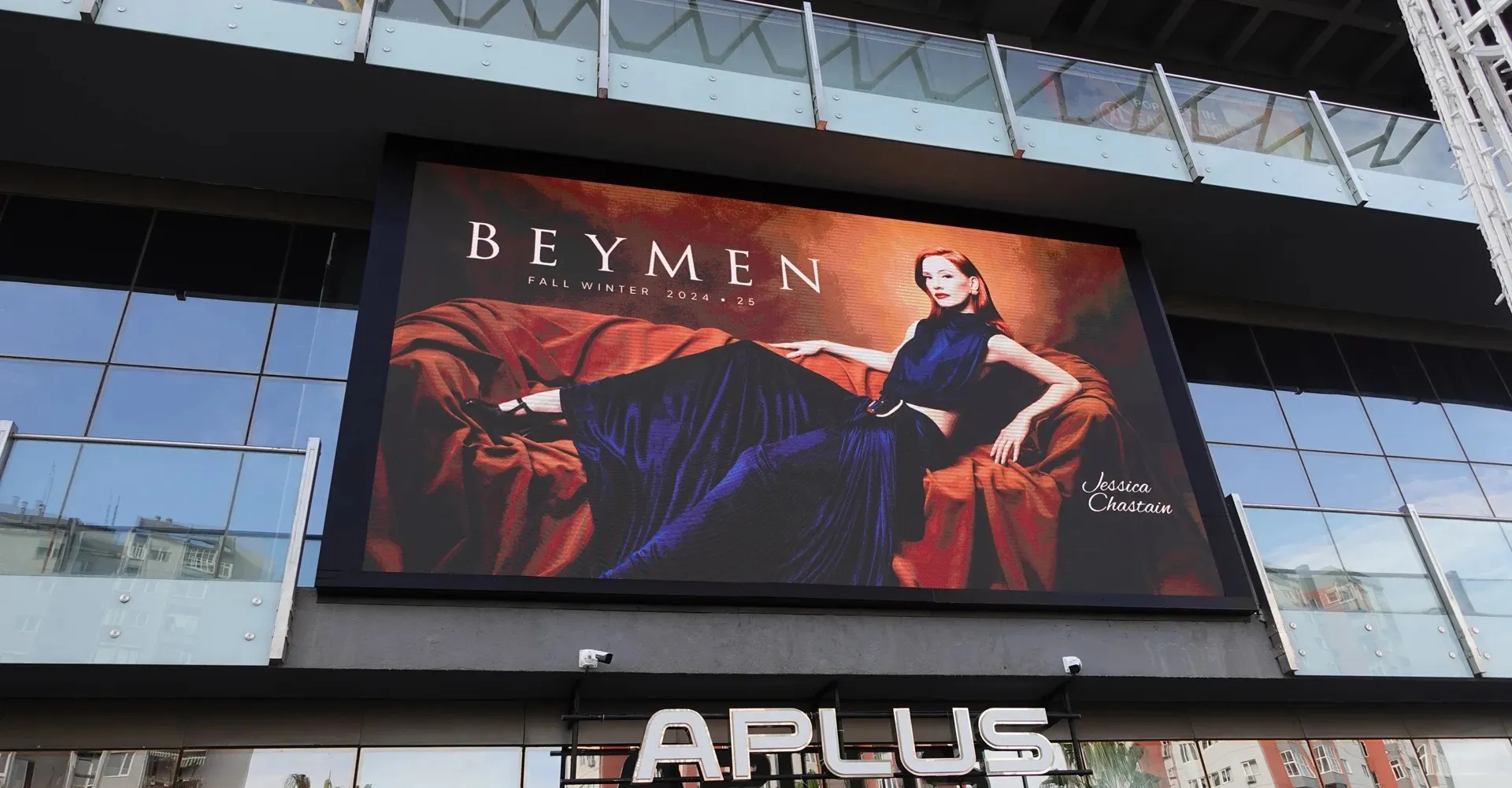 A Plus AVM dış cephe LED ekranı