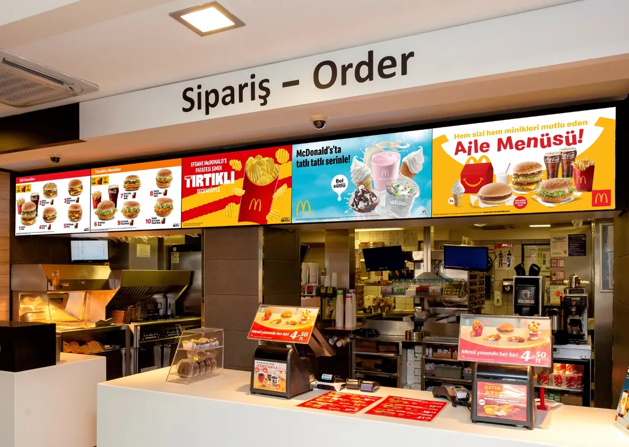 McDonald's · sipariş bankosu üstü menuboard
