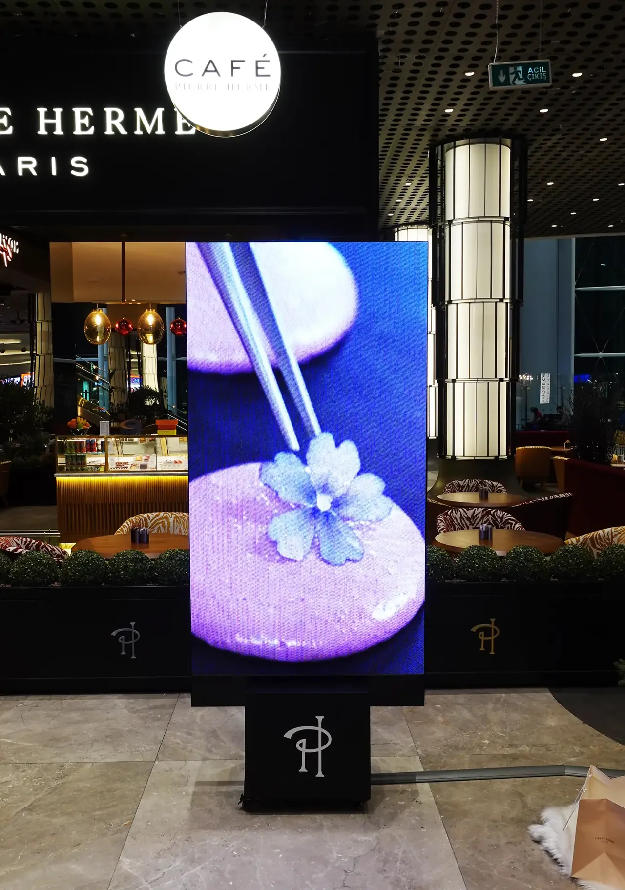 Pierre Hermé kurulum fotoğrafı