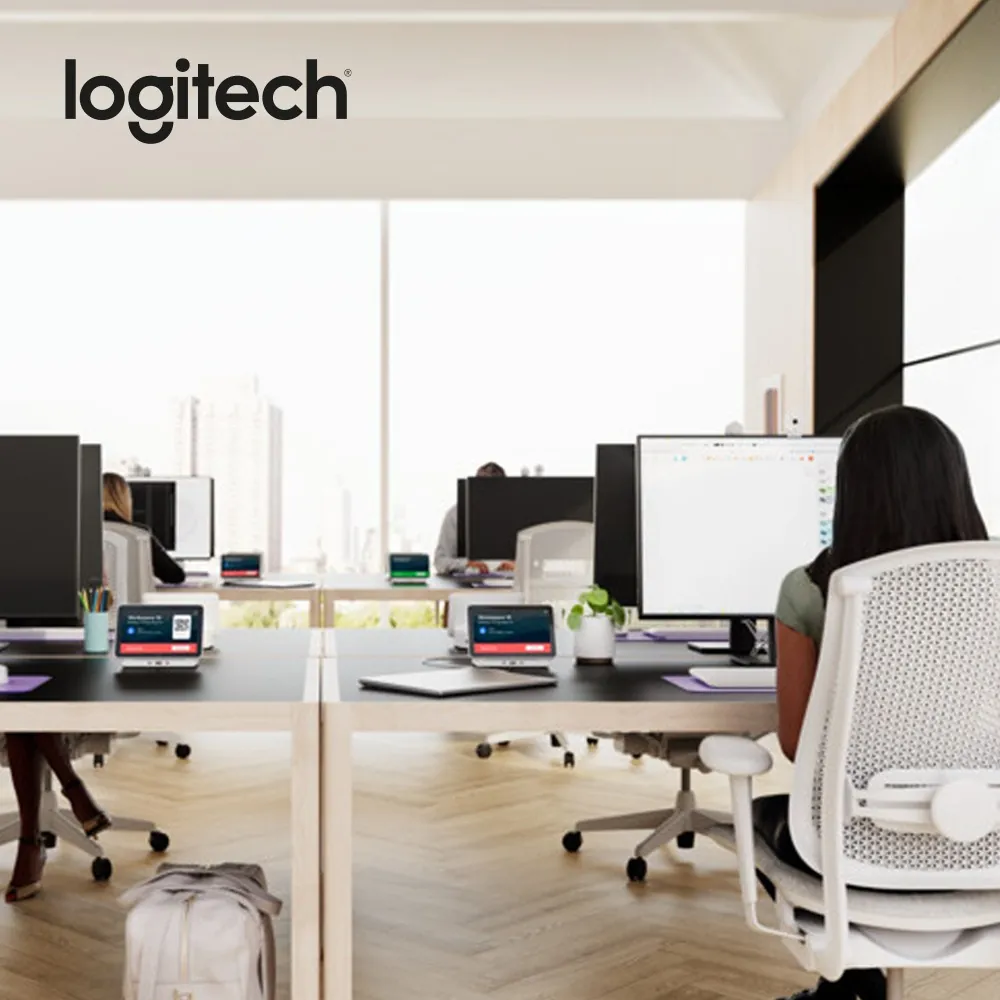 Paylaşımlı ofiste masalara yerleştirilmiş Logitech masa rezervasyon ekranları