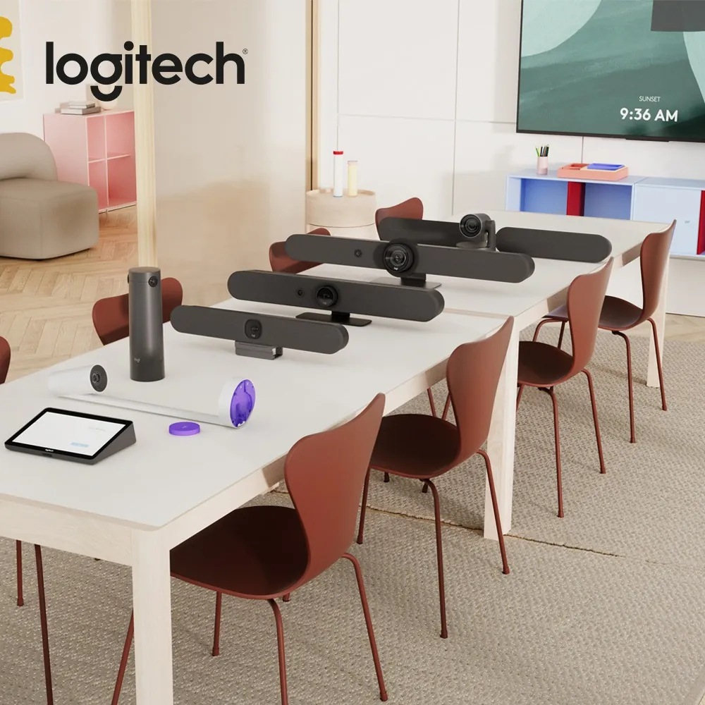 Toplantı odası masasında Logitech video barlar, kamera ve dokunmatik kontrol paneli